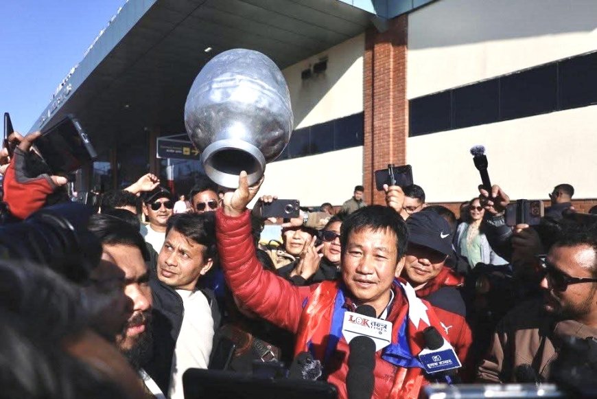 धरानका मेयर हर्क साम्पाङ खाली गाग्री बोकेर काठमाडौंमा